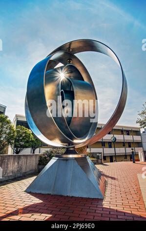 Opere d'arte, anelli olimpici di Ruth Kiener-Flamm 1972, nuova versione di Peter Schwenk 2000 nell'ex Villaggio Olimpico di Monaco, Baviera, Germania Foto Stock