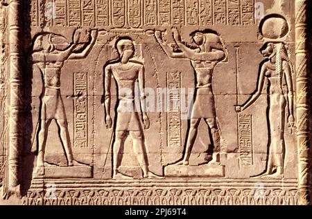 Antico rilievo in pietra al tempio di Chnum di Esna in Egitto Foto Stock