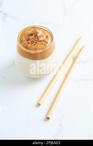 Caffè Dalgona. Bevanda di tendenza cremosa e soffice ghiacciata con schiuma di caffè e latte Foto Stock