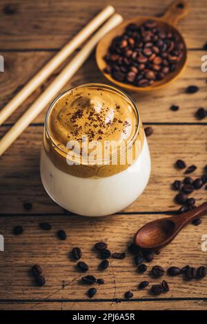 Bevanda di tendenza cremosa e soffice ghiacciata con schiuma di caffè e latte. Caffè Dalgona Foto Stock