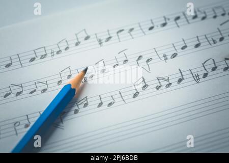 Note musicali casuali con matita. Concetto di musica e composizione Foto Stock