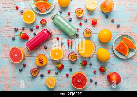 Variazione di frullati e bevande rinfrescanti con frutta fresca per l'estate calda su sfondo blu Foto Stock