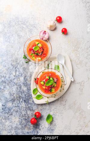 Spanisch Gazpacho fatto in casa - zuppa di verdure fredde con ingredienti, rinfrescante e fresco Foto Stock