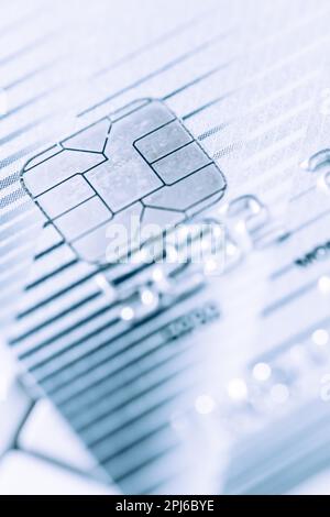 Immagine closeup della carta di credito in tonalità argento e blu, messa a fuoco selettiva Foto Stock