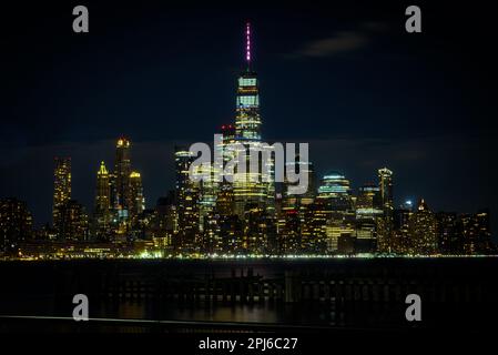 Uno splendido skyline notturno di Manhattan con i suoi edifici illuminati Foto Stock