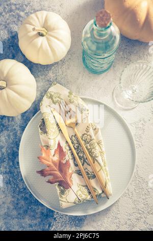 Luogo per il Ringraziamento in stile vintage con zucche e foglie d'autunno Foto Stock