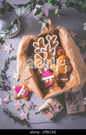 Biscotti di pan di zenzero per Natale in scatola di biscotti con stelle e piccoli regali Foto Stock