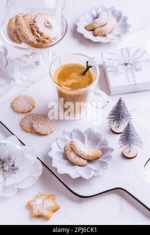 Vanillekipferl - biscotti alla vaniglia freschi con zucchero in polvere per Natale, biscotti a forma di mezzaluna e caffè Foto Stock