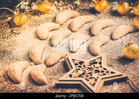 Biscotti freschi alla vaniglia per Natale - Vanillekipferl, biscotti tradizionali di Natale in Europa Foto Stock