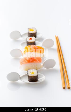 Assortimento di sushi vegano con verdure, seitan, pianta Konjac, tofu come sostituzioni di pesce, con lime da dito come caviale. Concetto di cibo vegano Foto Stock