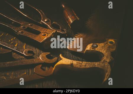 Collezione di utensili da carpenteria vintage su vecchio banco: Lavorazione del legno, lavorazione artigianale e concetto di lavorazione a mano Foto Stock