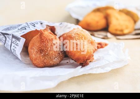 Finger food e Street food - palle di cagliata fritte Foto Stock