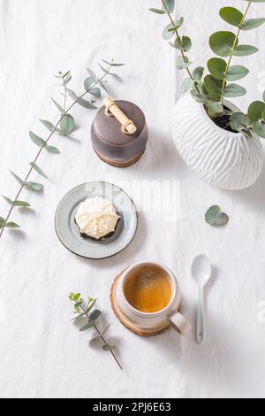 Pausa caffè - tazza di caffè con dolce o biscotto Foto Stock