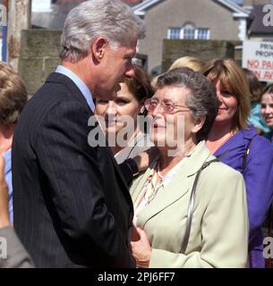 Foto del file datata 24/05/01 dell'ex presidente americano Bill Clinton incontra Joan Wilson, moglie dell'ex senatore Gordon Wilson e madre di Marie Wilson vittima dell'attentato del giorno del papavero nel novembre 1987, alla vista in cui la bomba è scoppiata a Enniskillen, Co Fermanagh. E' stato annunciato che la sig.ra Wilson è morta venerdì. Foto Stock