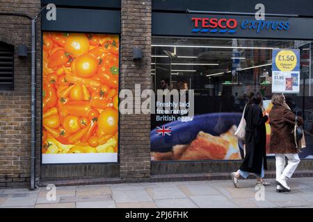 Poster del supermercato che pubblicizza una selezione di prodotti alimentari freschi di arance disponibili, tra cui arance, carote e peperoni al di fuori di Tesco Express il 27th marzo 2023 a Londra, Regno Unito. Foto Stock