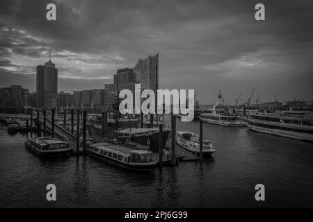 Il porto di Amburgo poco dopo il tramonto in bianco e nero Foto Stock