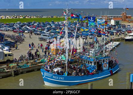 Taglierina di granchio decorata nel porto di Neuharlingersiel, distretto di Wittmund, Germania Foto Stock