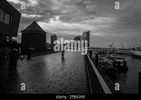 Il porto di Amburgo poco dopo il tramonto in bianco e nero Foto Stock