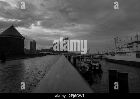 Il porto di Amburgo poco dopo il tramonto in bianco e nero Foto Stock