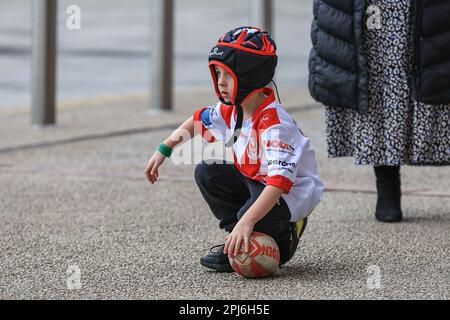 St Helens, Regno Unito. 31st Mar, 2023. Un giovane tifoso con un Jonny Lomax #6 di St Helens al top durante il Betfred Super League Round 7 partita St Helens vs Wakefield Trinity al Totally Wicked Stadium, St Helens, Regno Unito, 31st marzo 2023 (Foto di Mark Cosgrove/News Images) a St Helens, Regno Unito il 3/31/2023. (Foto di Mark Cosgrove/News Images/Sipa USA) Credit: Sipa USA/Alamy Live News Foto Stock