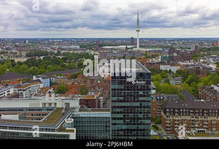 Vista sul centro della città e Heiligengeistfeld dalla Chiesa di Sankt Michaelis, Basler Versicherung in primo piano, Amburgo, Germania Foto Stock