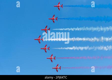 Royal Air Force Red Arrows mostra la squadra di volo al Royal International Air Tattoo Airshow al RAF Fairford 2022. Volare in 7 formazione di freccia Foto Stock