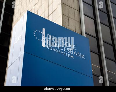 Firma della Deutsche Bundesbank (banca federale tedesca) di fronte all'edificio degli uffici. Autorità monetaria a Francoforte sul meno. Politica finanziaria in Germania. Foto Stock