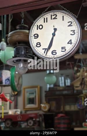 Orologio vintage. Vari oggetti d'epoca in vendita presso un mercato delle pulci al coperto. Vista di un display pieno di cose vecchie interessanti in vendita. Molti gruppi di vin Foto Stock