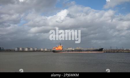 La petroliera Alkea per prodotti chimici o petroliferi si è ormeggiata presso i terminali del Navigator Thames, l'impianto di stoccaggio di combustibili e sostanze chimiche di Thurrock, nell'Essex, nel Regno Unito, il giorno Foto Stock