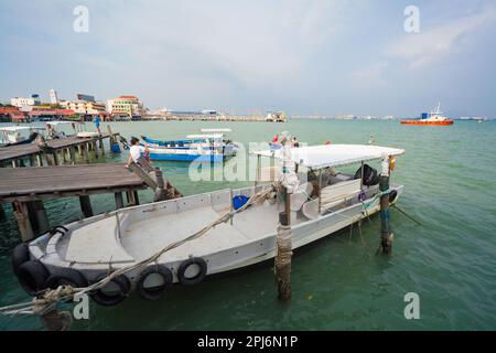 Georgetown, Penang, Malesia - 03 settembre 2014: Molo su palafitte con barche a Chew Jetty villaggio galleggiante sul mare nella storica Georgetown, Penang, Mala Foto Stock