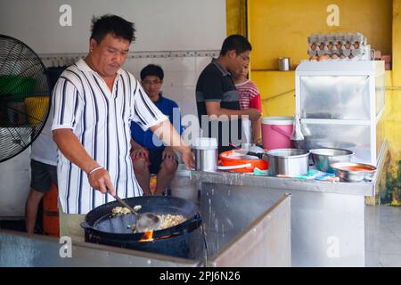 Georgetown, Penang, Malesia - 01 settembre 2014: Lavoro quotidiano presso il fast food cafe in strada nella storica Georgetown, Penang, Malesia Foto Stock