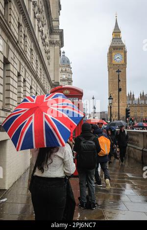 Londra, Regno Unito. 31st Mar, 2023. I londinesi e i turisti possono prendere gli ombrelli mentre camminano per le attrazioni di Westminster nel centro di Londra, in una giornata che è stata per lo più grigia e piovosa nella capitale. Credit: Imageplotter/Alamy Live News Foto Stock