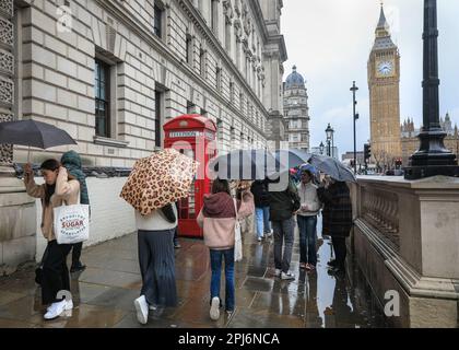 Londra, Regno Unito. 31st Mar, 2023. I londinesi e i turisti possono prendere gli ombrelli mentre camminano per le attrazioni di Westminster nel centro di Londra, in una giornata che è stata per lo più grigia e piovosa nella capitale. Credit: Imageplotter/Alamy Live News Foto Stock