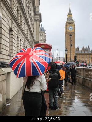 Londra, Regno Unito. 31st Mar, 2023. I londinesi e i turisti possono prendere gli ombrelli mentre camminano per le attrazioni di Westminster nel centro di Londra, in una giornata che è stata per lo più grigia e piovosa nella capitale. Credit: Imageplotter/Alamy Live News Foto Stock