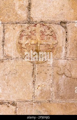 Europa, Portogallo, Alcobaca. Aprile 14, 2022. Croce scolpita nella pietra del Monastero di Alcobaca, un sito patrimonio dell'umanità dell'UNESCO. Foto Stock