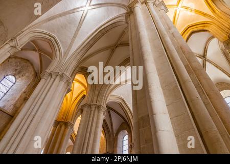 Europa, Portogallo, Alcobaca. Aprile 14, 2022. Archi e colonne nel Monastero di Alcobaca, patrimonio dell'umanità dell'UNESCO. Foto Stock