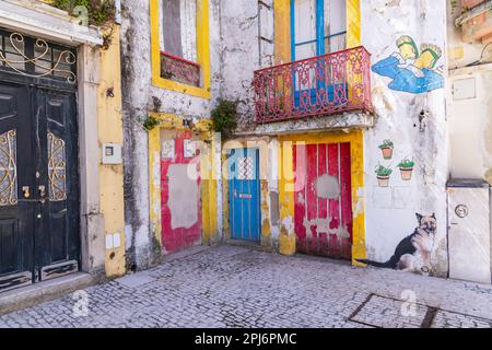 Europa, Portogallo, Alcobaca. Aprile 14, 2022. Opere d'arte colorate sugli edifici di Alcobaca. Foto Stock