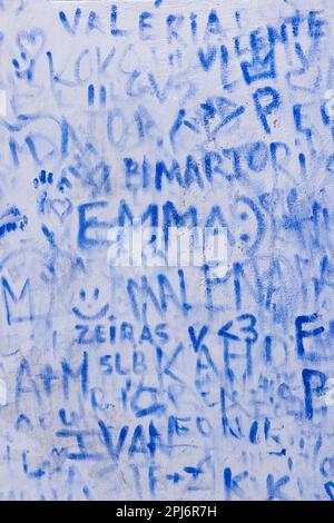 Europa, Portogallo, Obidos. Aprile 15, 2022. Nomi di graffiti blu su un muro in Obidos. Foto Stock