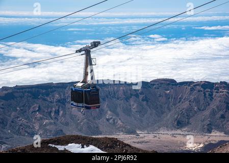 Funivia del Monte Teide nel giorno di marzo soleggiato. Vista dall'alto, dal vulcano. Foto Stock