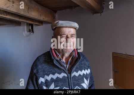 Europa, Portogallo, Moita dos Ferreiros. Aprile 15, 2022. Un mugnaio in un mulino a vento tradizionale sulle colline del Portogallo. Foto Stock