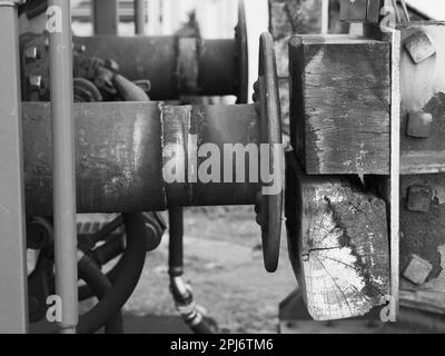 Primo piano in bianco e nero di un buffer stop. Un buffer-stop, noto anche come buffer-weir o buffer, è una forma di chiusura del binario. Impedisce l'uso di un veicolo Foto Stock