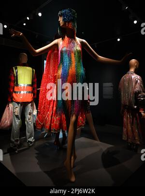 Ashish: Fall in Love and Be More Tender alla William Morris Gallery, 1 aprile – 10 settembre 2023. I suoi disegni sono stati indossati da tutti, da Rhianna a Lady Gaga . I punti salienti includono un mini abito arcobaleno indossato da Taylor Swift nel suo video di End Game, Una tuta in paillettes indossata da Charli XCX e una canotta indossata da Tom Daley. La mostra sarà la prima grande indagine sul lavoro di Ashish. Ashish ha vinto tre volte il prestigioso premio NEWGEN e i suoi disegni sono stati presentati in mostre al V&A and the Met , NY .. Foto Stock