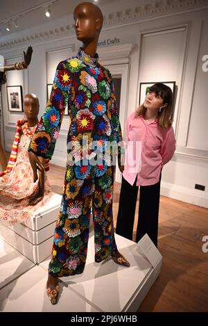 Ashish: Fall in Love and Be More Tender alla William Morris Gallery, 1 aprile – 10 settembre 2023. I suoi disegni sono stati indossati da tutti, da Rhianna a Lady Gaga . I punti salienti includono un mini abito arcobaleno indossato da Taylor Swift nel suo video di End Game, Una tuta in paillettes indossata da Charli XCX e una canotta indossata da Tom Daley. La mostra sarà la prima grande indagine sul lavoro di Ashish. Ashish ha vinto tre volte il prestigioso premio NEWGEN e i suoi disegni sono stati presentati in mostre al V&A and the Met , NY .. Foto Stock