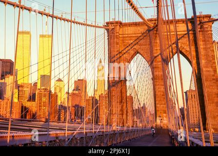 1996 storico ponte di Brooklyn (©J & W ROEBLING 1876) Twin Towers (©MINORU YAMASAKI 1973) skyline del centro EAST RIVER NEW YORK CITY USA Foto Stock