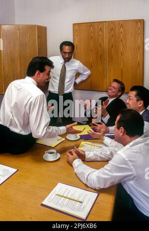 1996 STORICO PICCOLO GRUPPO DI MULTI ETHNIC UFFICIO LAVORATORI RIUNIONE INTORNO AL TAVOLO Foto Stock