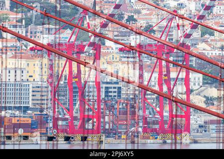 Europa, Portogallo, Lisbona. Aprile 17, 2022. Il 25th aprile Ponte e gru sul lungomare a Lisbona. Foto Stock