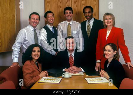 1996 STORICI LAVORATORI DI UFFICI MULTI ETHNIC SI RIUNISCONO INTORNO AL TAVOLO Foto Stock