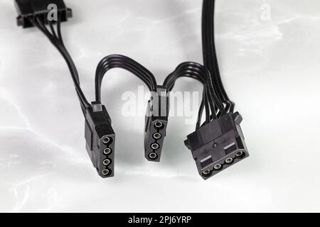 Cavi connettore maschio e femmina DC 12V su sfondo bianco. Componenti  elettronici utilizzati come connettori utilizzati per collegare  l'alimentazione Foto stock - Alamy