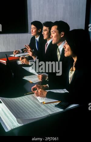 1996 STORICI LAVORATORI ASIATICI OFFICE IN RIUNIONE INTORNO AL TAVOLO Foto Stock