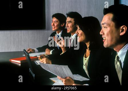 1996 STORICI LAVORATORI ASIATICI OFFICE IN RIUNIONE INTORNO AL TAVOLO Foto Stock